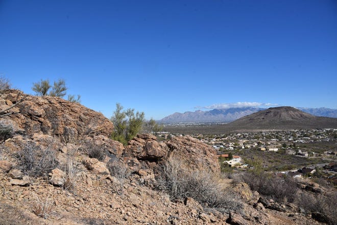 Las Montañas Tortolita vistas desde el sendero de la cumbre en Enchanted Hills Trails Park en Tucson.