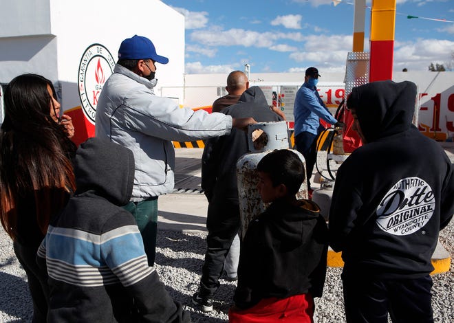 Personas hacen fila hoy en busca de gas butano dada su escasez debido al intenso frío en Ciudad Juárez, estado de Chihuahua (México).