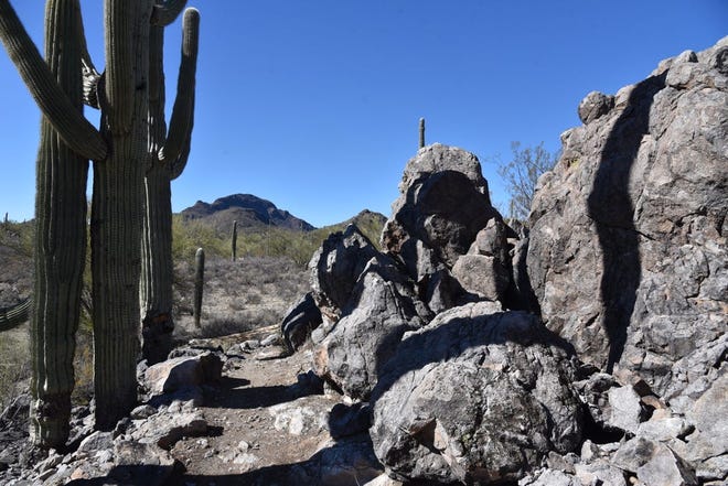 Los pasajes de piedra son comunes en la ruta a Enchanted Peak en Enchanted Hills Trails Park en Tucson.