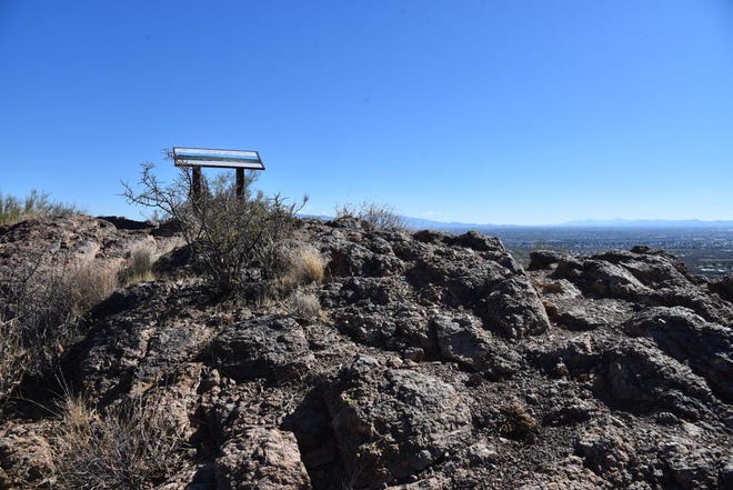 La cumbre de Enchanted Peak en Tucson tiene carteles que explican las formaciones de las cadenas montañosas en la distancia.
