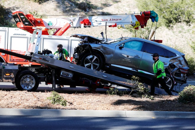 Estado en el que quedó el vehículo del golfista Tiger Woods, tras el accidente.