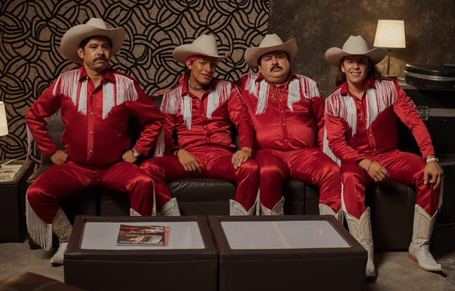 Luis Alberti, Yigael Yadin, Baltimore Beltrán y Raúl Sandoval, interpretan a los integrantes de Bronco, Lupe, Ramiro, Choche y Javier.