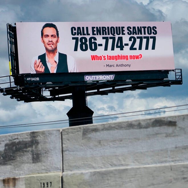 Fotografía divulgada por Enrique Santos en sus redes sociales donde aparece el enorme cartel que el cantante Mark Anthony colgó en una autopista de Hialeah (Florida) en el que aparece el número del teléfono móvil del presentador para que la gente lo llame.