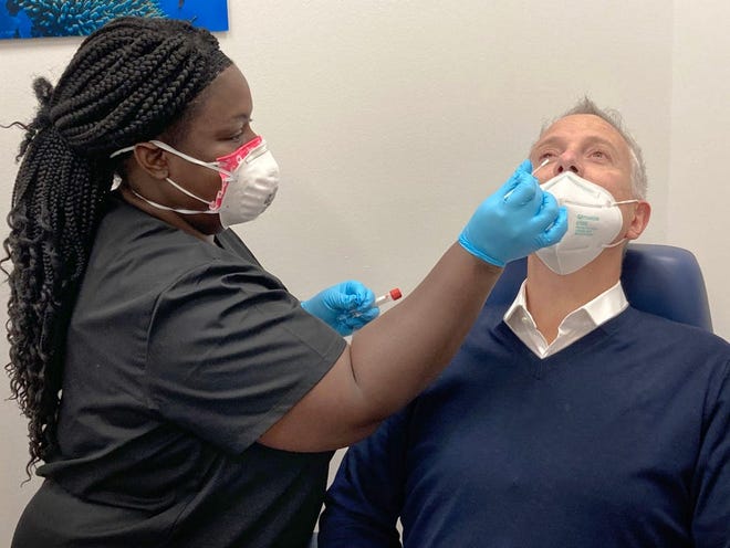 La clínica de pruebas XpresCheck COVID-19 en el aeropuerto de Phoenix ofrece hisopos nasales y pruebas de anticuerpos.