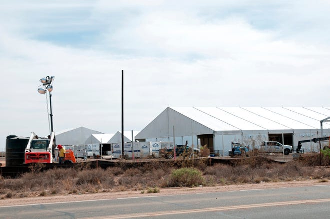 Vista de este 14 de abril tomada a las afueras del albergue temporal para migrantes que construye el gobierno federal al sur de Tucson, Arizona.